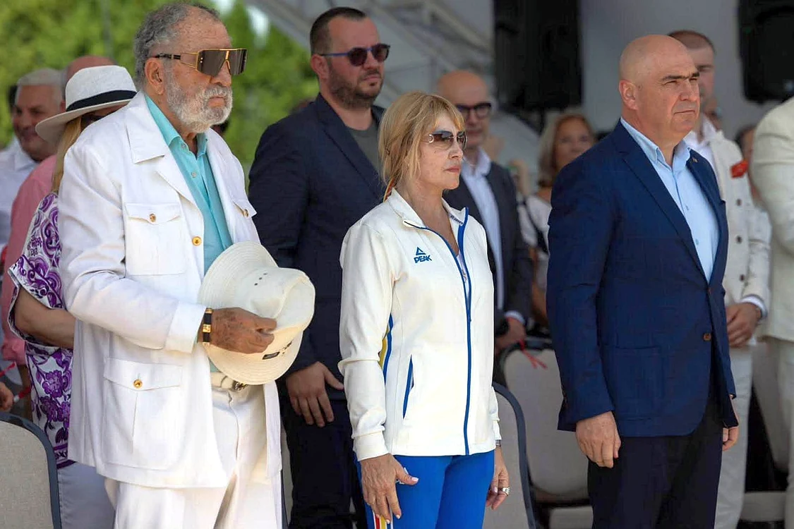 Ion Țiriac, alături de Nadia Comăneci și Ilie Bolojan (Foto: Guvernul României)