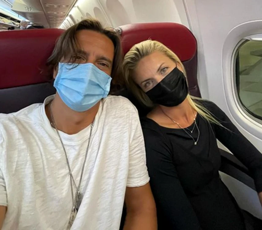 
    Irina Fodor, acasă după două luni, ciocnind un pahar cu soțulfoto: Instagram.com  
