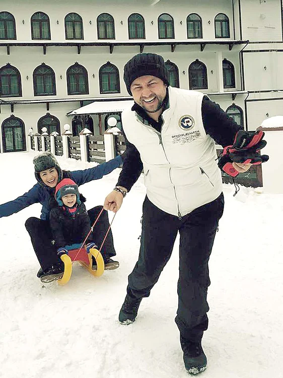 Cătălin Măruţă şi-a plimbat familia cu sania în Poiana Braşov