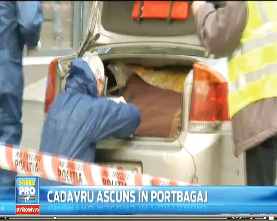 Poliţiştii au scos cadavrul  din portbagaj cu măşti  de gaze pe figură