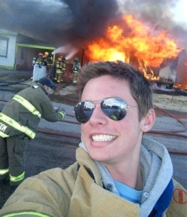 Băiatul a surprins peisajul, făcându-și selfie cu el