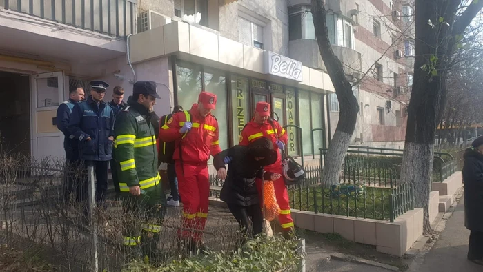 Proprietara apartamentului a fost preluată de un echipaj SMURD Foto: ISU Galaţi