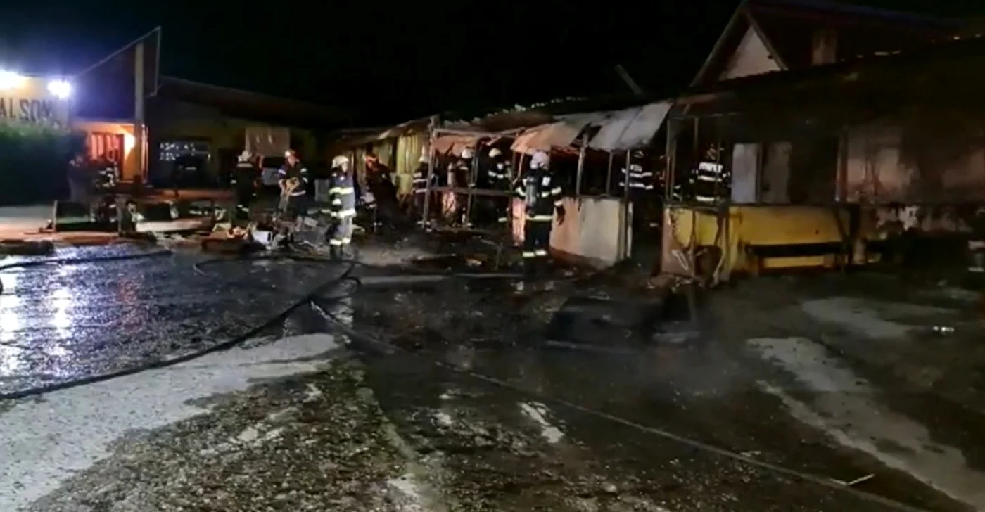 Fabricî de mobilă din apropierea municipiului Râmnicu Vâlcea - la Bujoreni - în flăcări Foto Adevărul