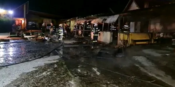 Fabricî de mobilă din apropierea municipiului Râmnicu Vâlcea - la Bujoreni - în flăcări Foto Adevărul