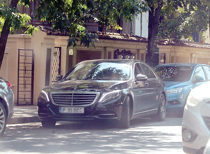 Mercedesul nou-nouţ al  patronului Stelei s-a instalat în  faţa cabinetului stomatologic
