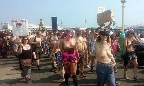 Sute de femei în sânii goi au defilat pe străzile orașului jpeg