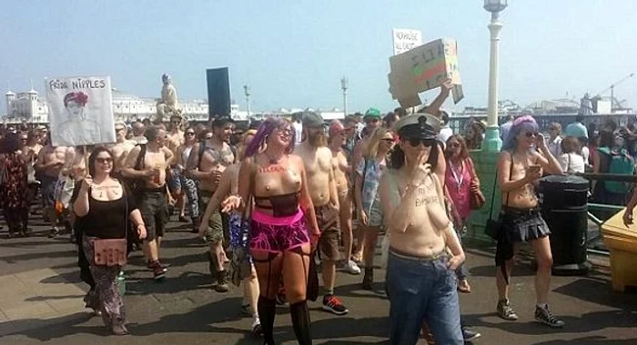 Sute de femei în sânii goi au defilat pe străzile orașului