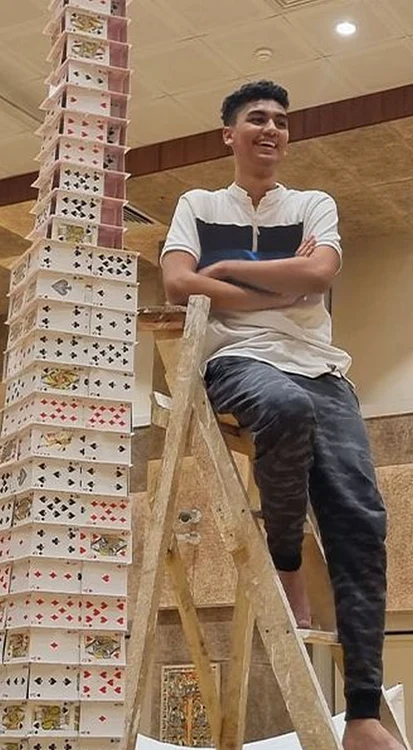 Arnav Daga a „ridicat” un turn de peste 3 m (Foto: Guinness World Records)