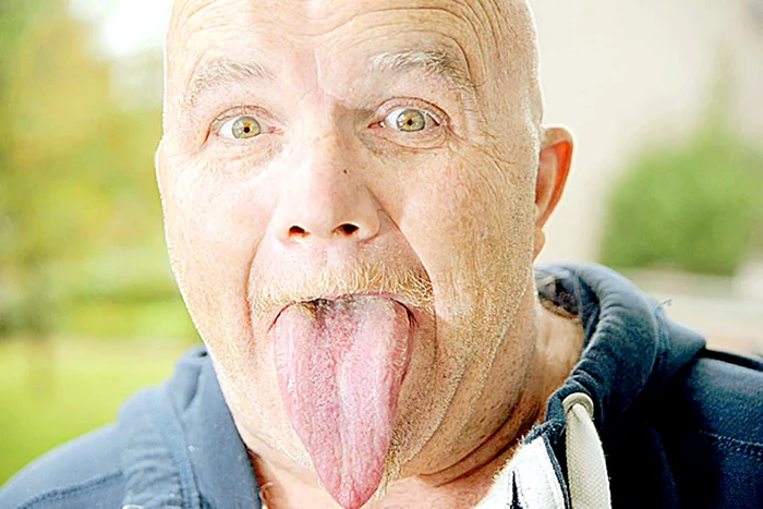 Gâtul lui Sydney depăşeşte cu un centimetru înălţimea ghidului Click! TV