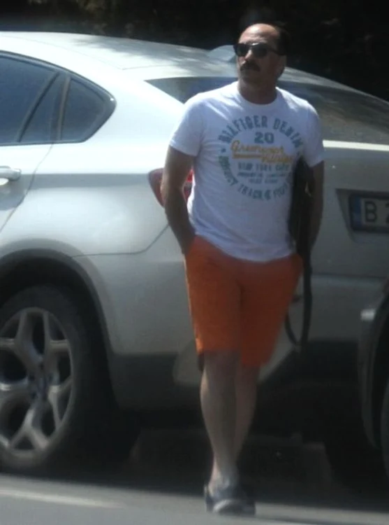 
    Actorul a stat singur la o cafenea din Bucureştifoto: Click!  