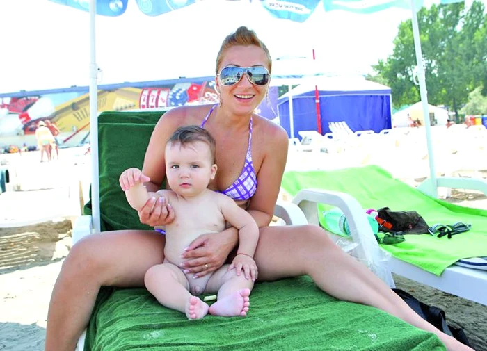 Cu bebeluşul sub umbrelă