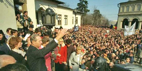 Regele Mihai şi Regina Ana, aclamaţi de mulţime la Putna, în 1992 