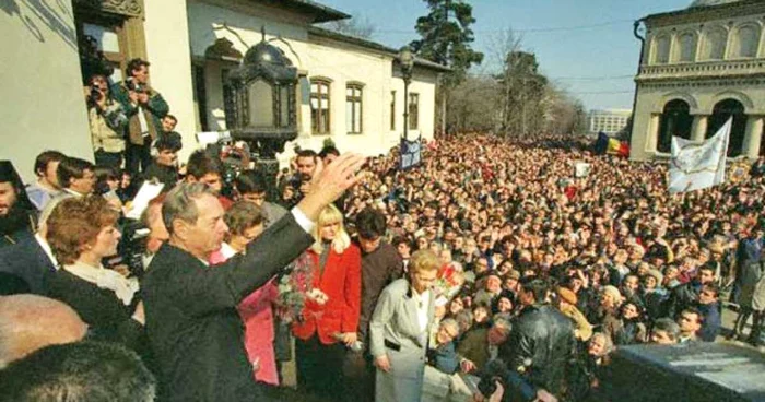 Regele Mihai şi Regina Ana, aclamaţi de mulţime la Putna, în 1992 