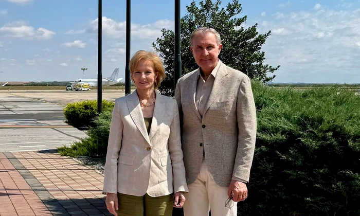Majestatea Sa Margareta și Principele Radu la aeroport   FOTO Vlasin Media (1) jpg