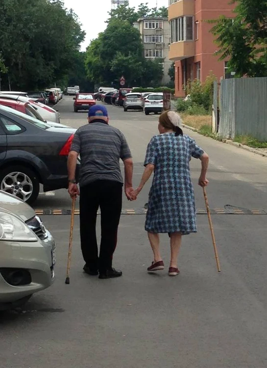 
    Cei doi bătrâni se țin de mână așa cum ar face doi îndrăgostiți în prima tinerețefoto: arhiva personală  