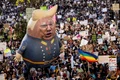 Un balon cu imaginea președintelui SUA, Donald Trump, este vizibil la un protest în Los Angeles FOTO AFP