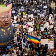 Un balon cu imaginea președintelui SUA, Donald Trump, este vizibil la un protest în Los Angeles FOTO AFP