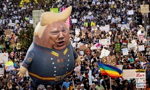 Un balon cu imaginea președintelui SUA, Donald Trump, este vizibil la un protest în Los Angeles FOTO AFP