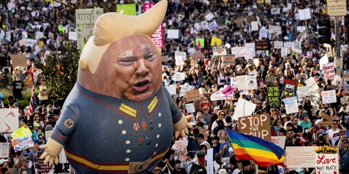 Un balon cu imaginea președintelui SUA, Donald Trump, este vizibil la un protest în Los Angeles FOTO AFP