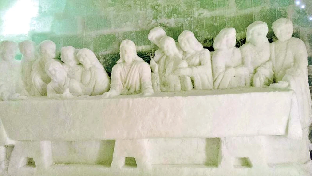 Sculptura are  5 m lăţime pe  4 m înălţime 