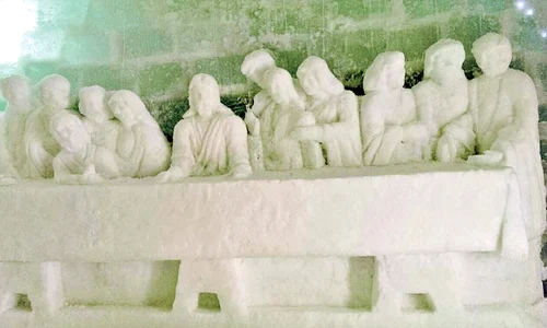 Sculptura are  5 m lăţime pe  4 m înălţime  jpeg