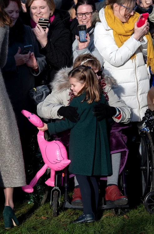 Charlotte a luat în braţe o admiratoare care se afla în scaun cu rotile