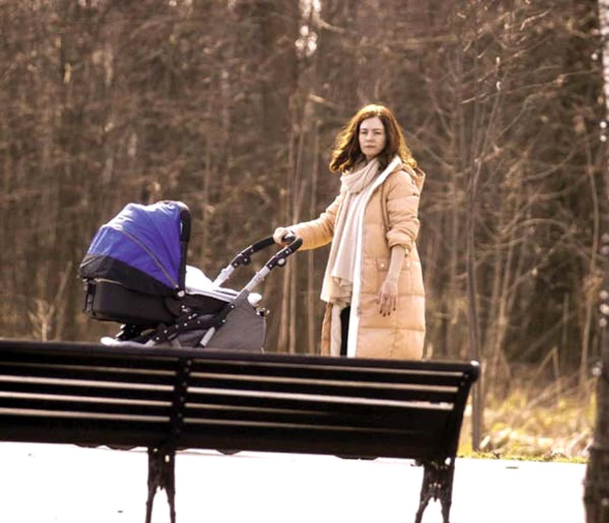 
    Augusta a ieșit la plimbare  cu micuțul Luca, în vârstă  de aproape trei luniFoto: BLITZ  