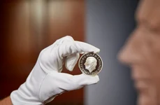 Noile monede cu portretul Regelui Charles al III-lea (foto: Facebook / The Royal Mint)