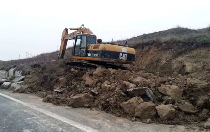 Dealul de pe autostrada Lugoj-Balinţ s-a surpat FOTO cetateanul.ro