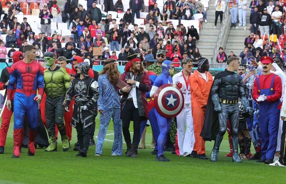 A început fiesta FCSB. Omul Păianjen, Super Mario, Batman sau Hulk petrec după câștigarea titlului