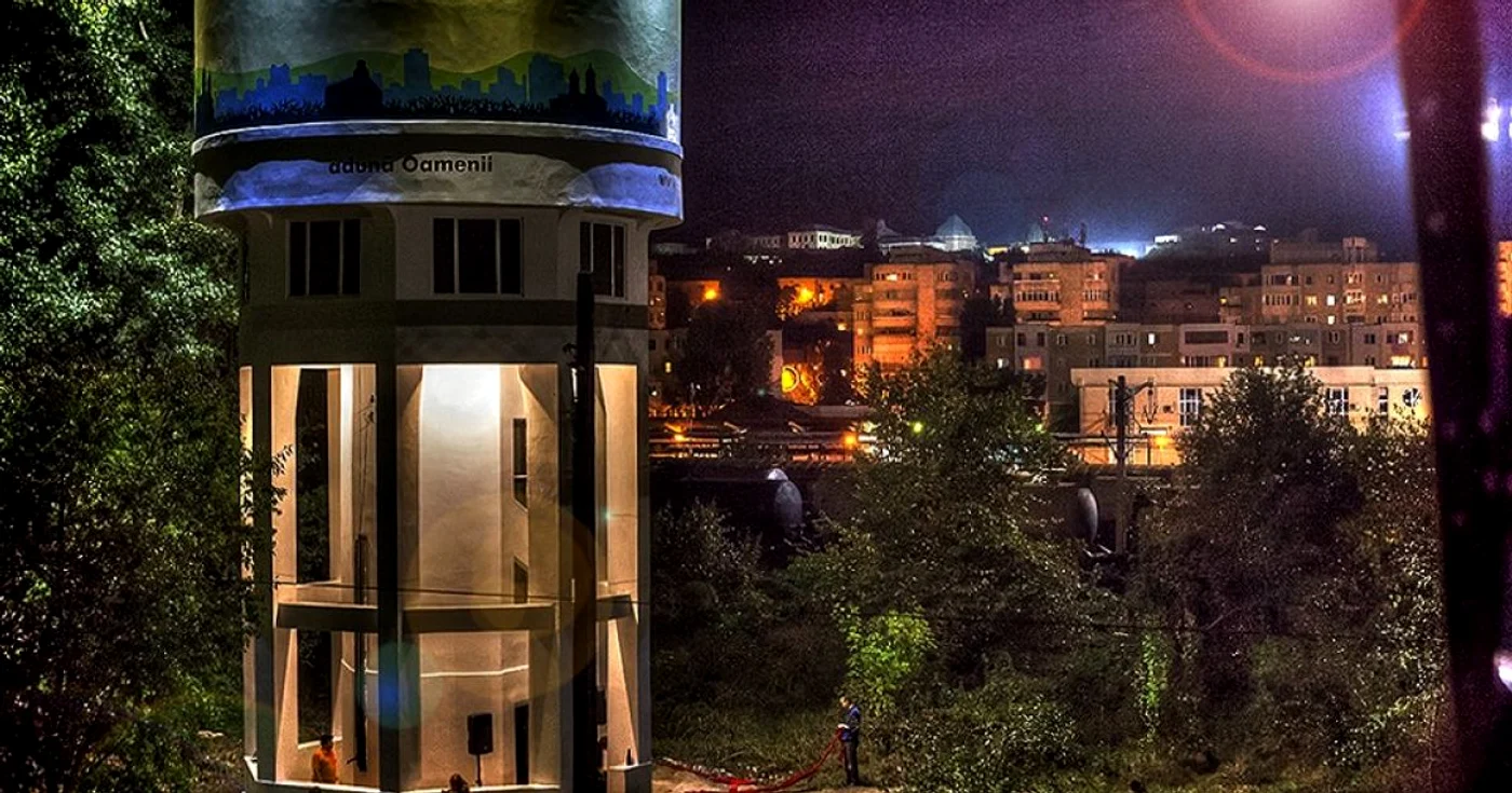 Turnul nostru - construcţia care ar trebui să învioreze privirea ieşenilor care traversează pasarela pietonală de la Gara Iaşi FOTO facebook.com