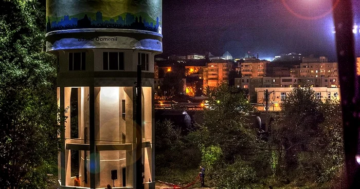 Turnul nostru - construcţia care ar trebui să învioreze privirea ieşenilor care traversează pasarela pietonală de la Gara Iaşi FOTO facebook.com