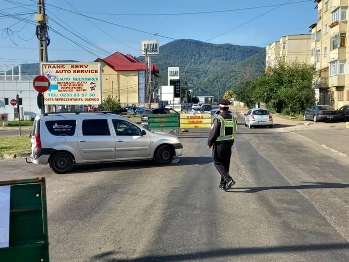 Un poliţist local a avut parte de o experienţă nedorită FOTO Facebook