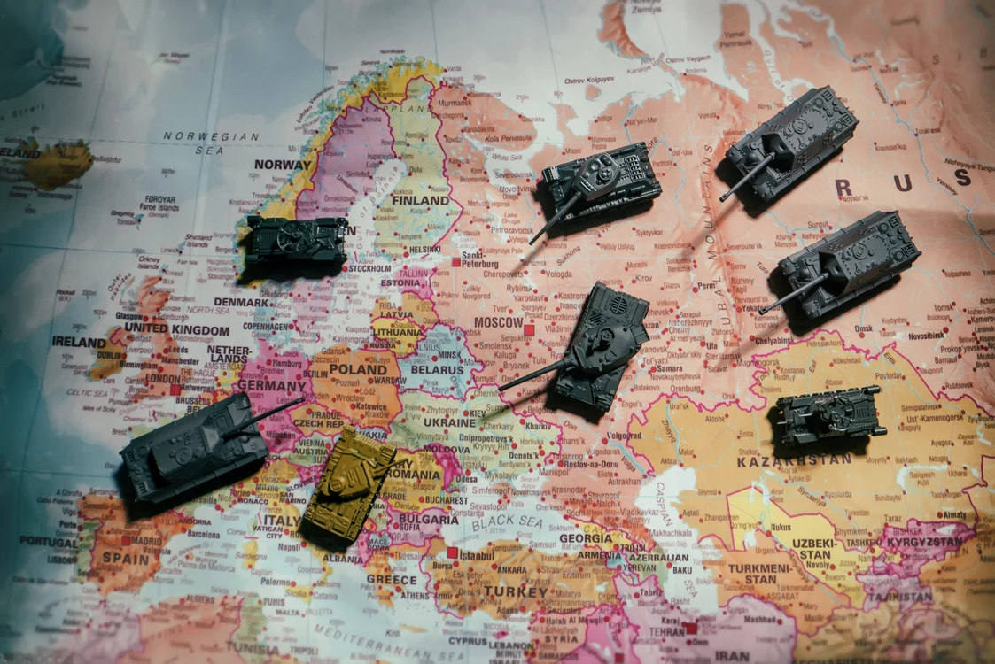 tancuri peste harta europei razboi foto shutterstock jpg