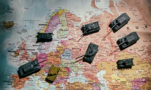 tancuri peste harta europei razboi foto shutterstock jpg
