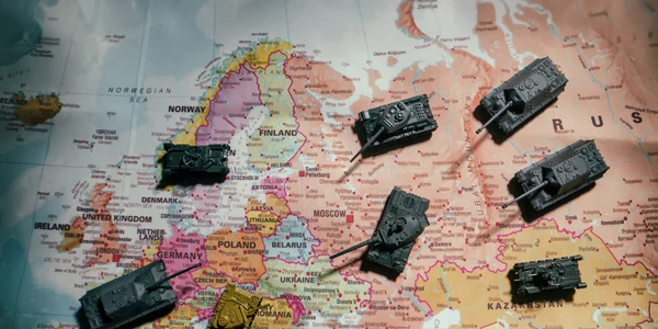 tancuri peste harta europei razboi foto shutterstock jpg