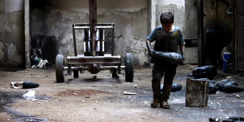 Copil sirian lucrează în fabrica de armament din Aleppo