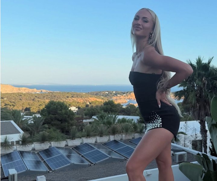 Dezmăț pe iaht pentru favorita UEFA. Alisha Lehmann a făcut furori în costum de baie, în Ibiza