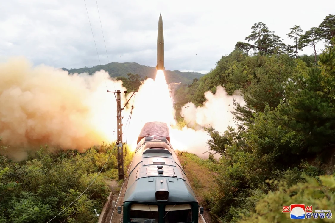 O lansare precedentă de rachete balistice a Coreei de Nord către Marea Japoniei. FOTO epa-efe