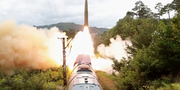 Coreea de Nord lansează două rachete balistice către Marea Japoniei foto epa-efe