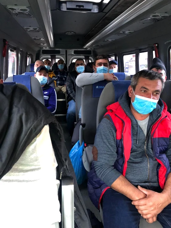 Elevii se plâng de faptul că sunt transportatori care refuză să-i mai ia, pentru că au de transportat muncitori care au plătit abonamente FOTO: arhiva