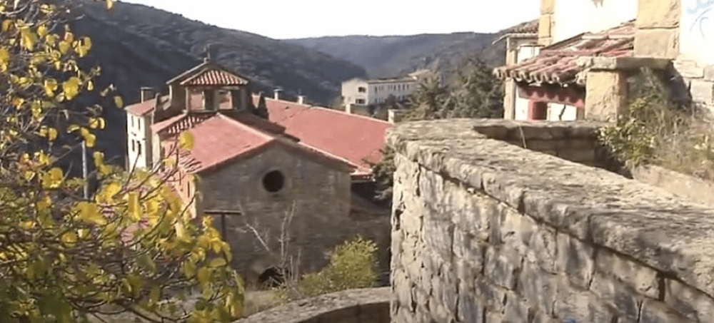 O localitate spaniolă a fost scoasă la vânzare pentru 260.000 de euro | VIDEO