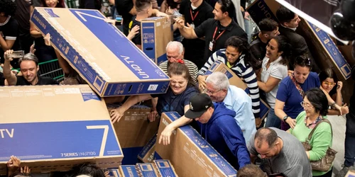 Oamenii cumpără televizoare la un supermarket în timpul reducerilor de Black Friday  în Sao Paulo Brazilia FOTO EPA EFE Sebastiao Moreira