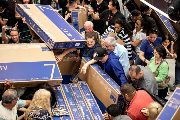 Oamenii cumpără televizoare la un supermarket în timpul reducerilor de Black Friday în Sao Paulo Brazilia FOTO EPA EFE Sebastiao Moreira