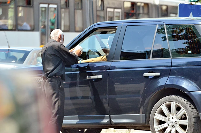 
    Artistul a ieşit cu  mai multe hârtii  în mână dintr-un  magazin de mobilăFoto: Mihai Caliu  