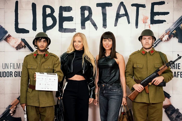 Tania Budi și Denise Rifai s-au  fotografiat cu actorii-soldați