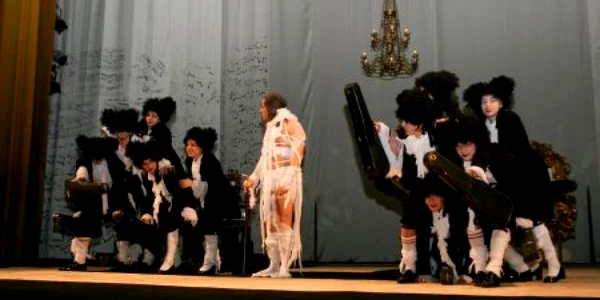 Claudiu Bleonț în spectacolul „Amadeus”
