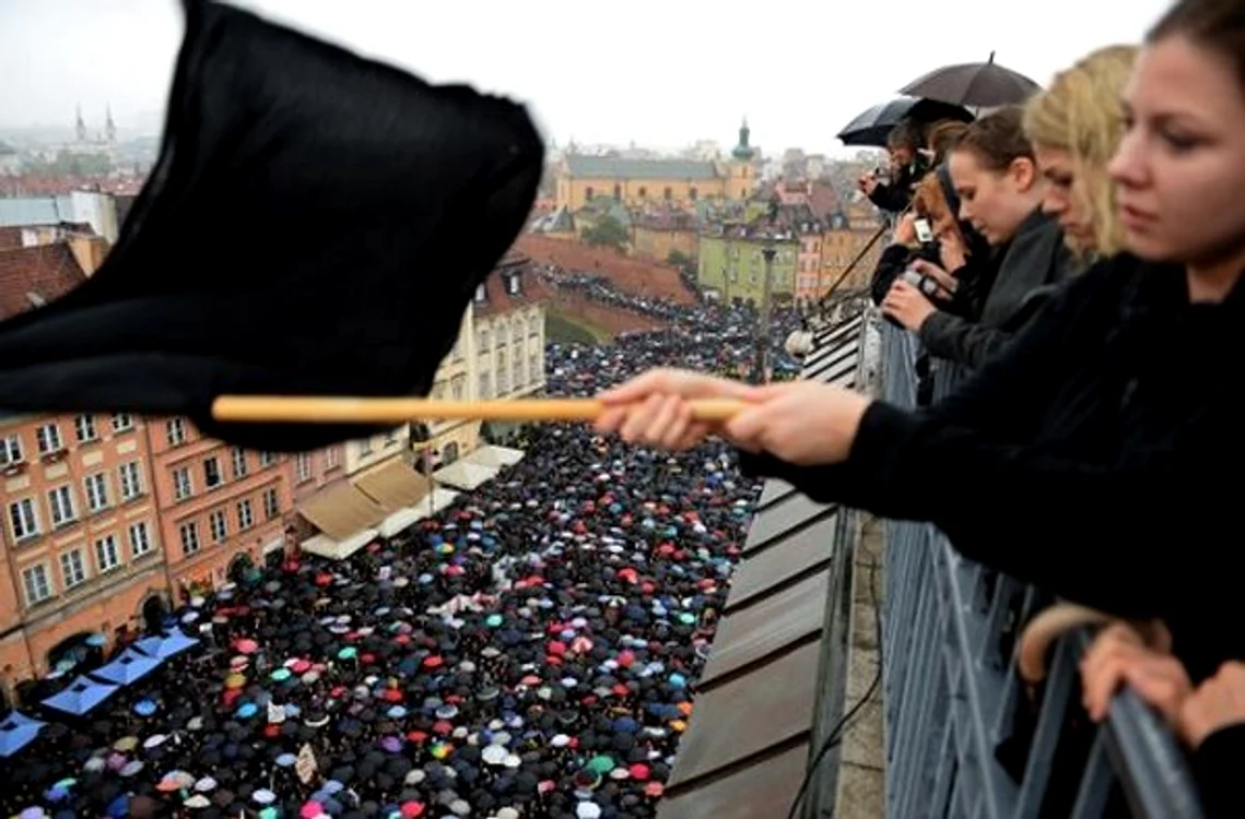 Imagine inedită din timpul protestului: femeie legată la ochi și la mâini, replică la planul de înăsprire a legii avortului Foto: AFP