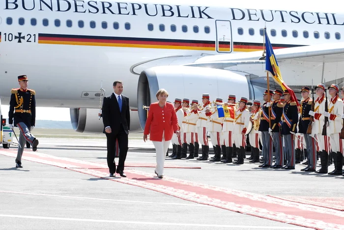 Angela Merkel a fost primită cu onoruri militare pe aeroportul din Chișinău