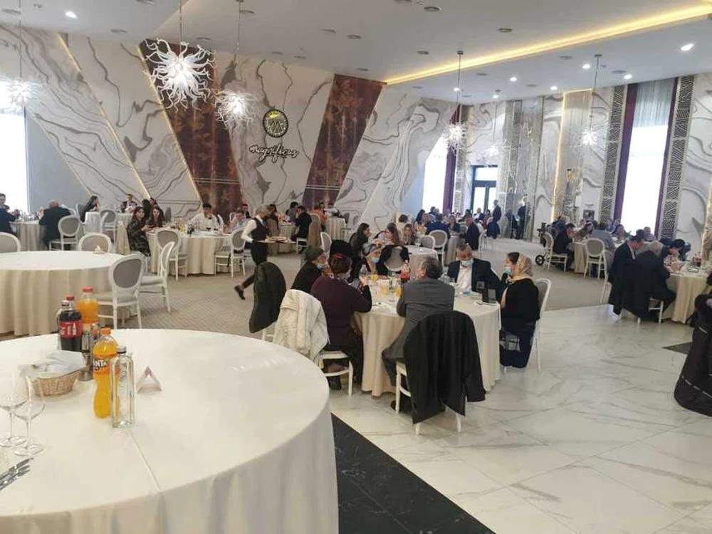În urma verificărilor, cei amendaţi au fost clienţii din incintă pentru că s-au adunat în cadrul unei întâlniri a Bisericii  Foto: IPJ Suceava